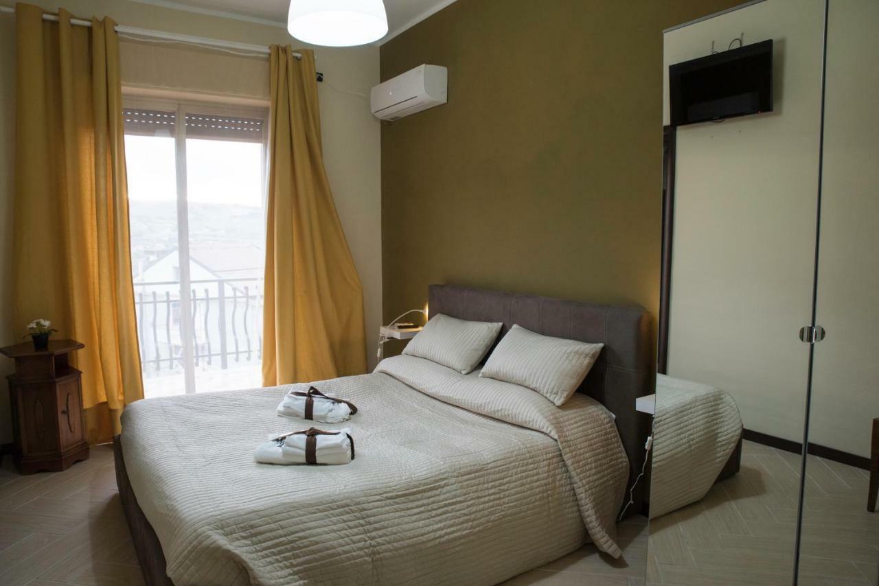 Il Centro Short Lets Hotel Valguarnera Caropepe Buitenkant foto